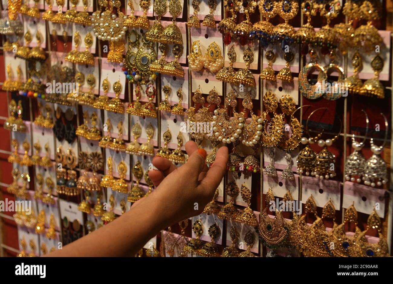 Lahore, Pakistan. 28 juillet 2020. Le jour dernier, les Pakistanais magasinent à minuit sur le marché de Baghbanpura, alors que le gouvernement du Punjab annonçait un blocage de neuf jours devant le festival musulman Eid al-Adha ou le « Festival du sacrifice », à Lahore. Le gouvernement du Punjab a annoncé que le markeet, les parcs, les jardins et les lieux publics seront fermés du 28 juillet au 05 août. (Photo de Rana Sajid Hussain/Pacific Press) (photo de Rana Sajid Hussain/Pacific Press) crédit: Pacific Press Media production Corp./Alay Live News Banque D'Images