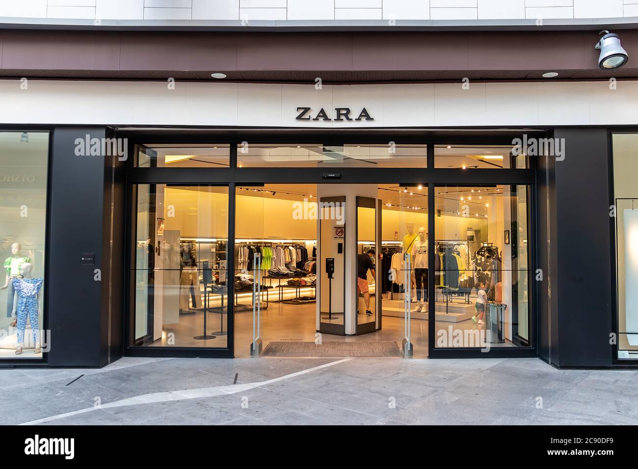 Huelva, Espagne - 27 juillet 2020 : extérieur de ZARA. Un détaillant  espagnol de vêtements basé en Galice. La société se spécialise dans la mode  rapide, les vêtements, les acces Photo Stock - Alamy