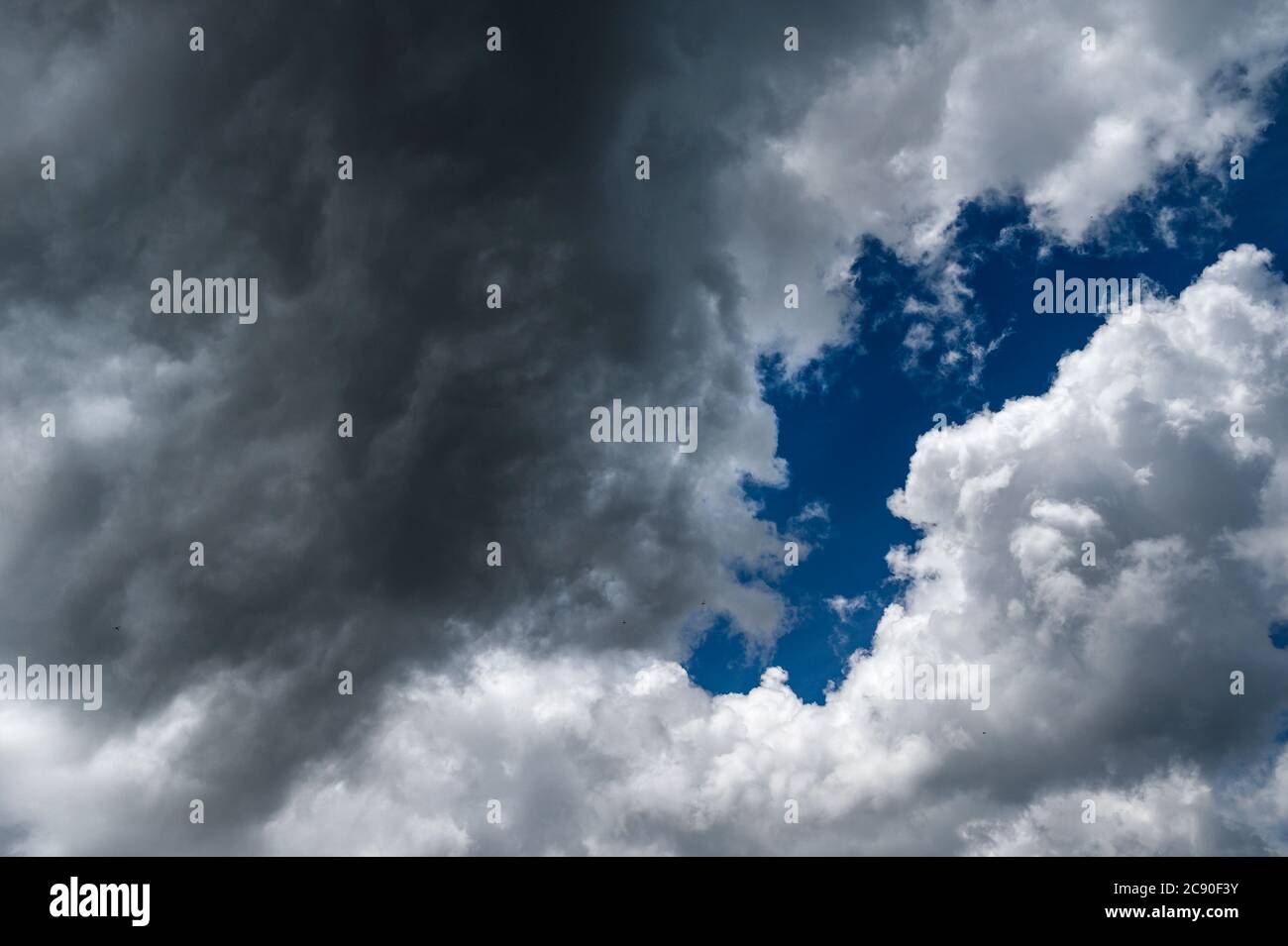 Nuages orageux dans le ciel Banque D'Images