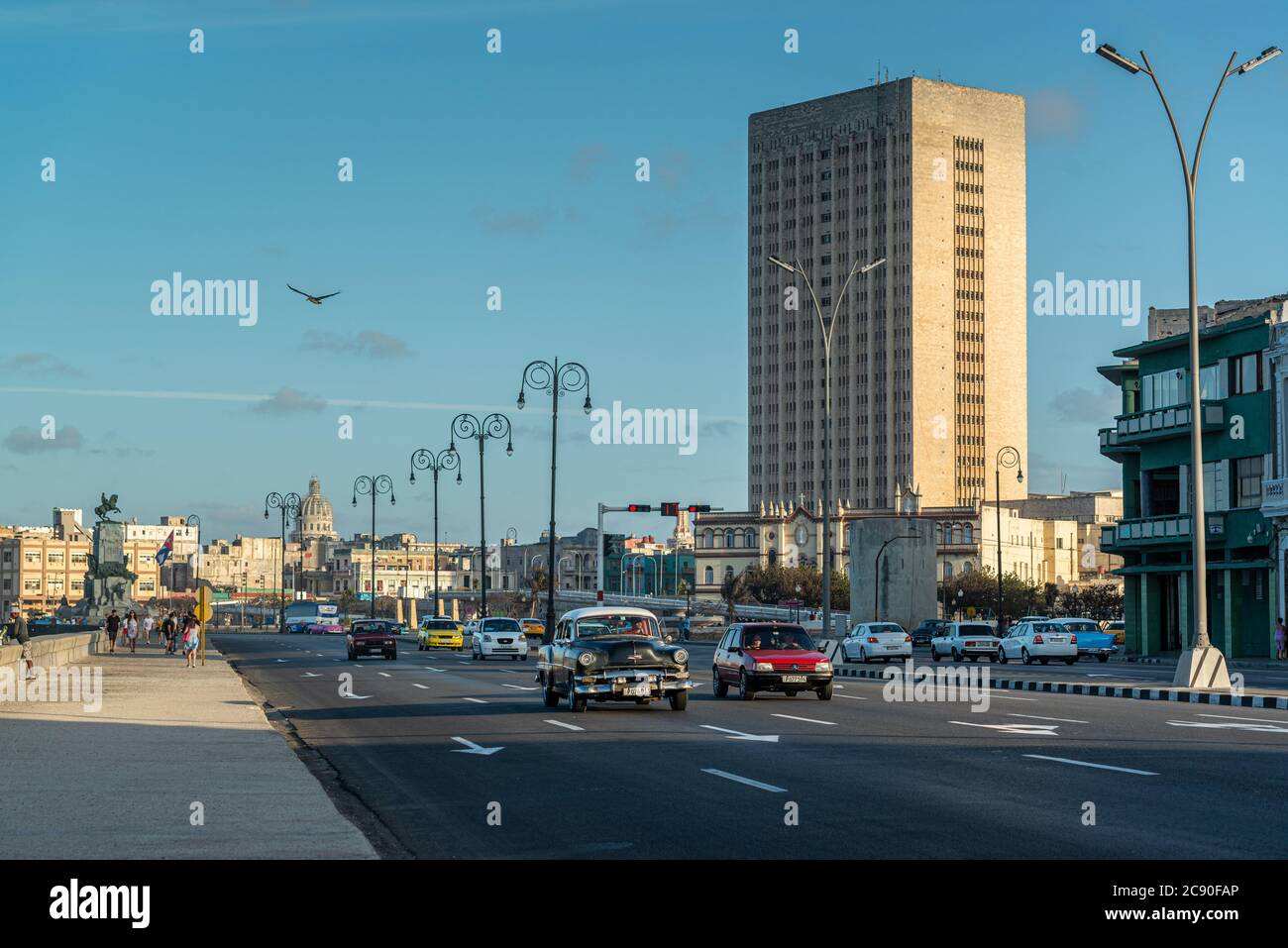 Le Malecon est une grande promenade avec un mur qui s'étend sur 8 km le long de la côte à la Havane, Cuba. Banque D'Images