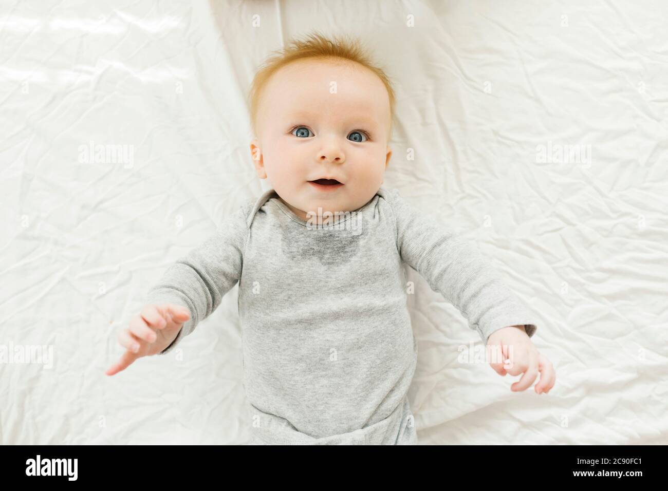 Portrait of baby boy lying on bed Banque D'Images