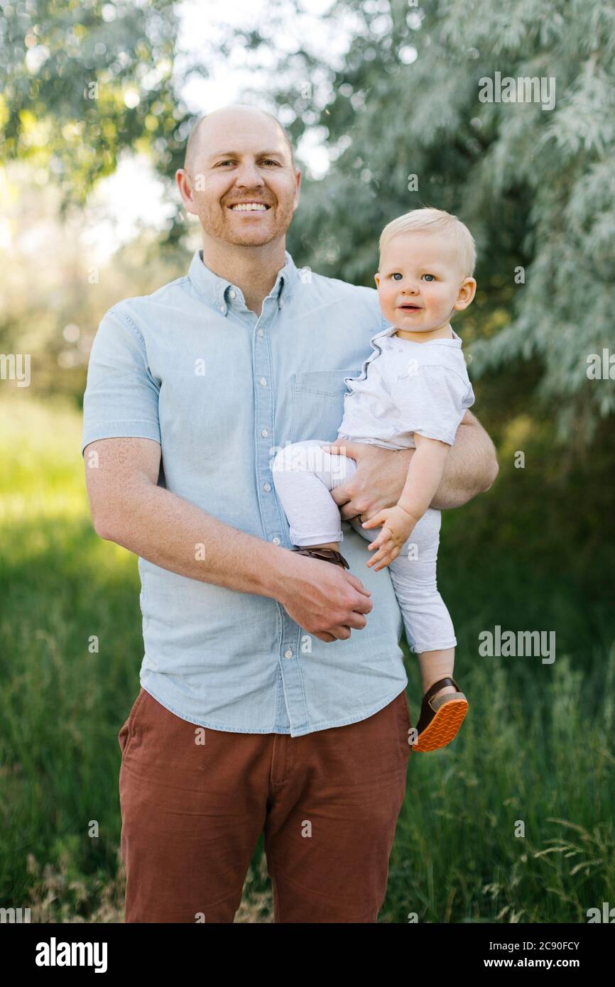 Portrait extérieur de père avec bébé fils Banque D'Images