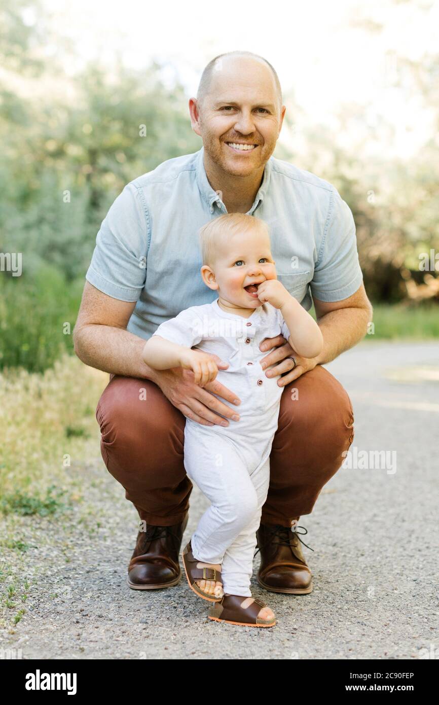 Portrait extérieur de père avec bébé fils Banque D'Images