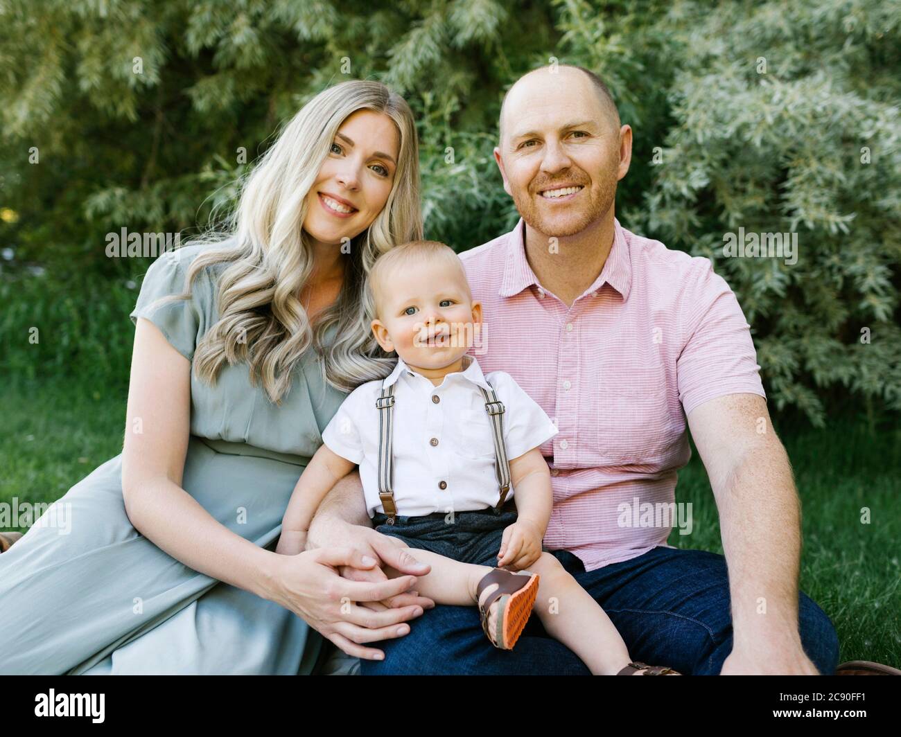 Portrait extérieur de parents heureux avec bébé fils Banque D'Images