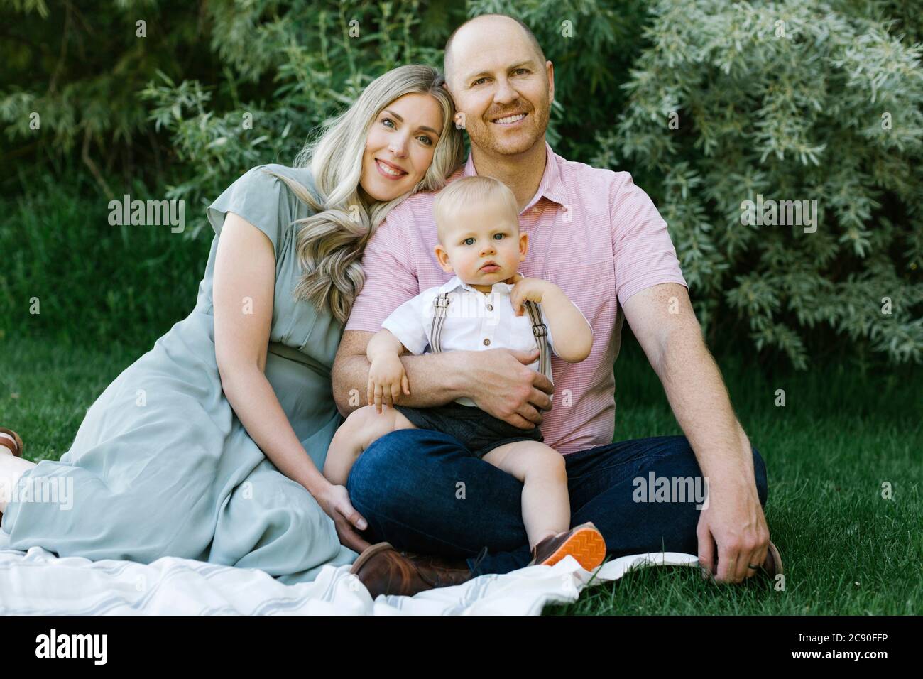 Portrait extérieur de parents heureux avec bébé fils Banque D'Images