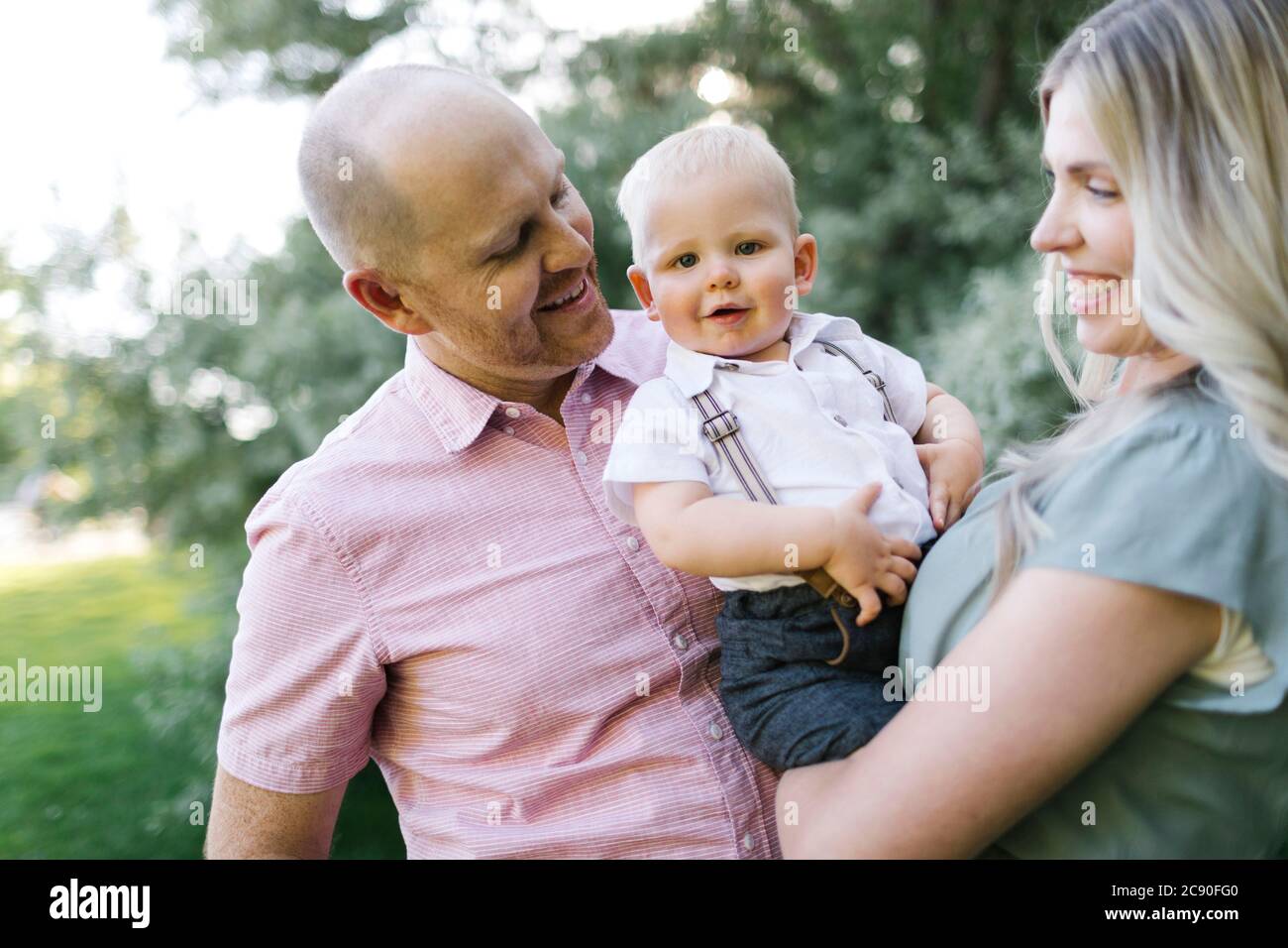 Parents heureux avec bébé fils à l'extérieur Banque D'Images