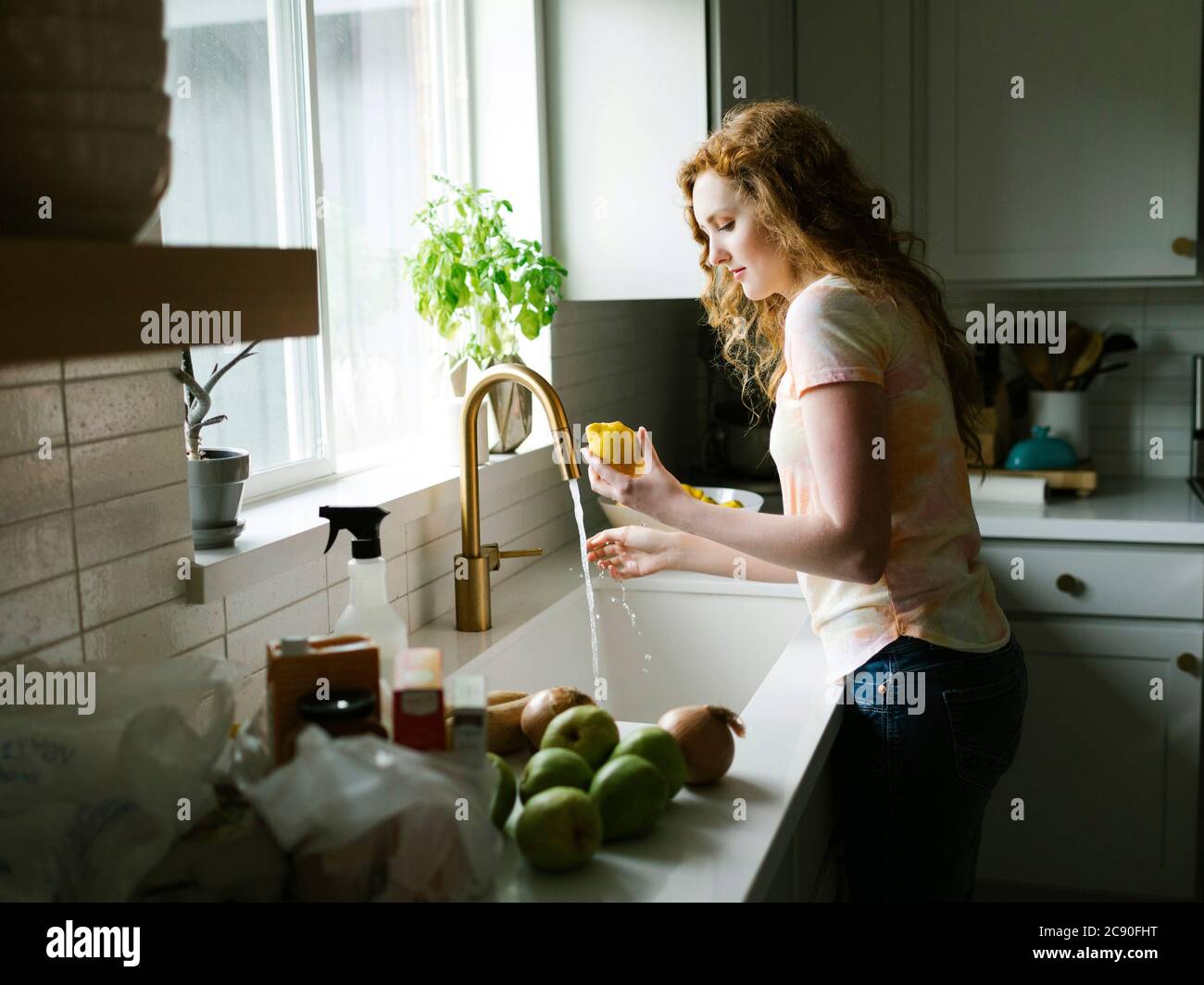 Femme lave le citron Banque D'Images