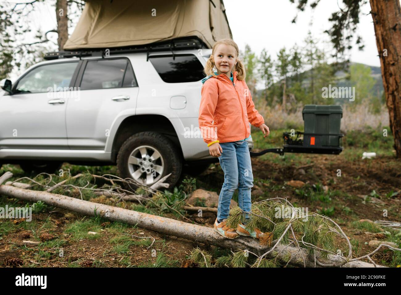 USA, Utah, Uninta Wasatch cache National Forest, Girl (6-7) debout en rondins en voiture Banque D'Images