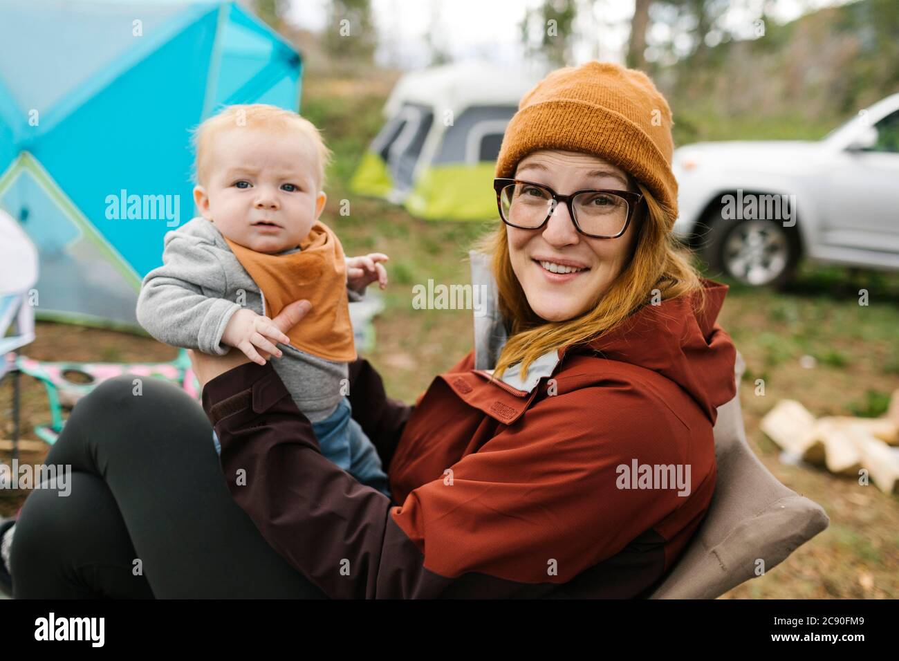 USA, Utah, Uninta Wasatch cache National Forest, mère Holding son (6-11 mois) en camping Banque D'Images