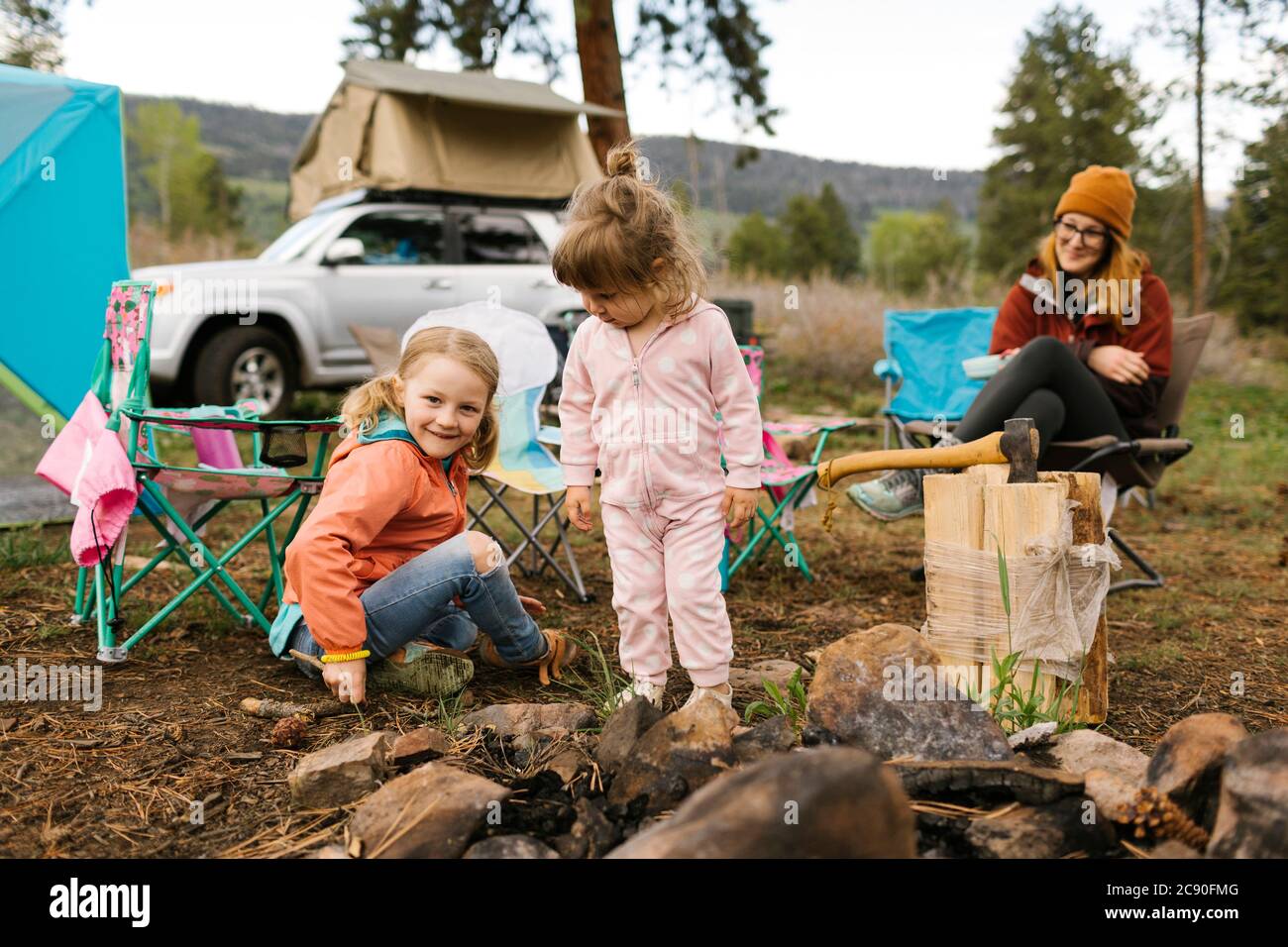 Etats-Unis, Utah, Uninta Wasatch cache National Forest, mère regardant des filles (2-3, 6-7) jouant sur le camping Banque D'Images