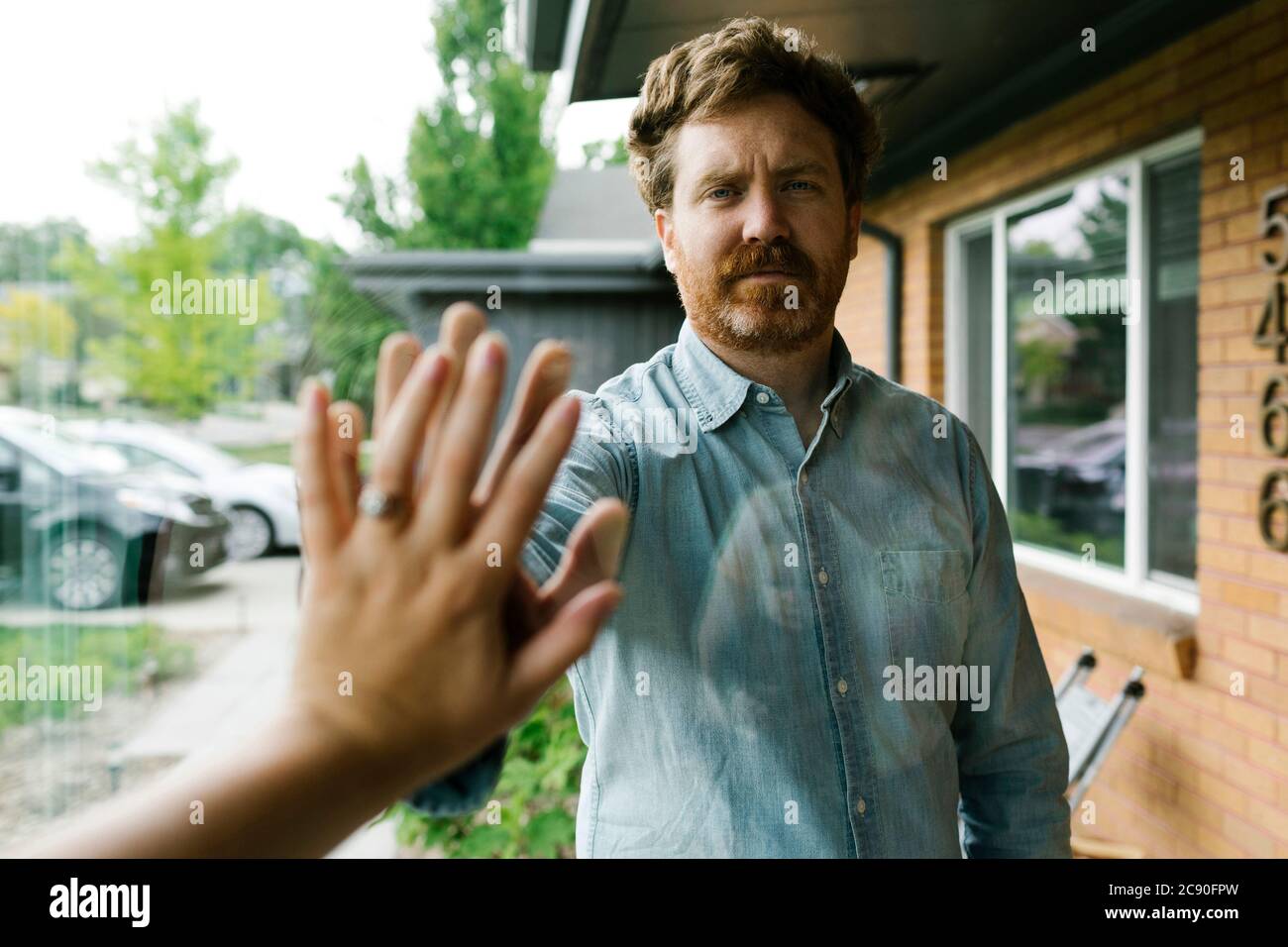 États-Unis, Utah, Salt Lake City, épouse et mari se touchant les mains par la fenêtre Banque D'Images