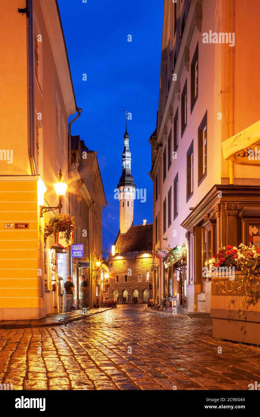 Europe, Etats baltes, Estonie, Tallinn, rue de la vieille ville la nuit Banque D'Images