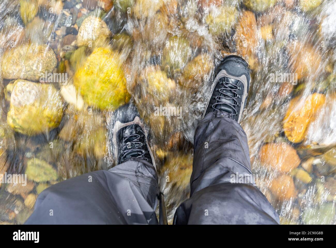 Man Standing in river Banque D'Images