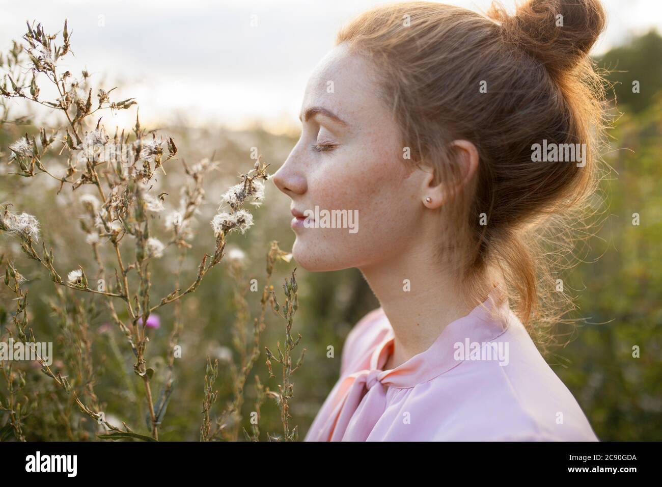 Russie, Omsk, jeune femme dans la prairie Banque D'Images