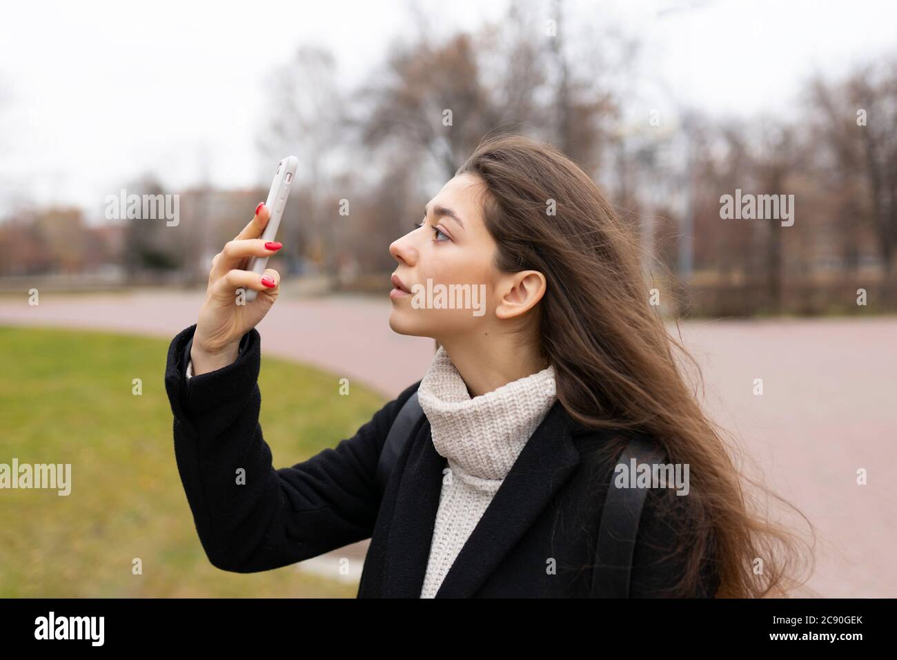 Russie, Chelyabinsk, jeune femme regardant le smartphone Banque D'Images