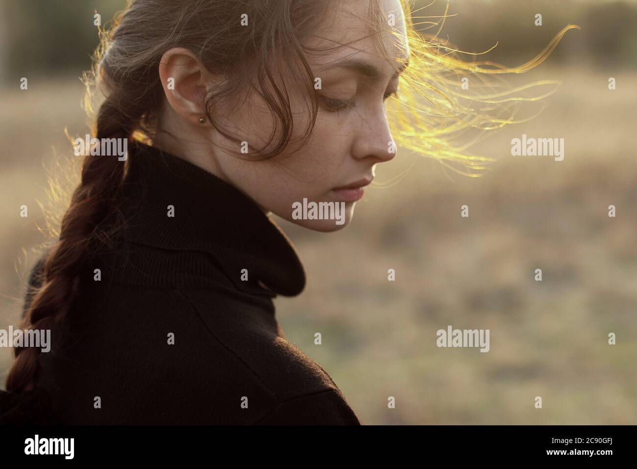 Russie, Omsk, Portrait de la jeune femme sur le terrain Banque D'Images