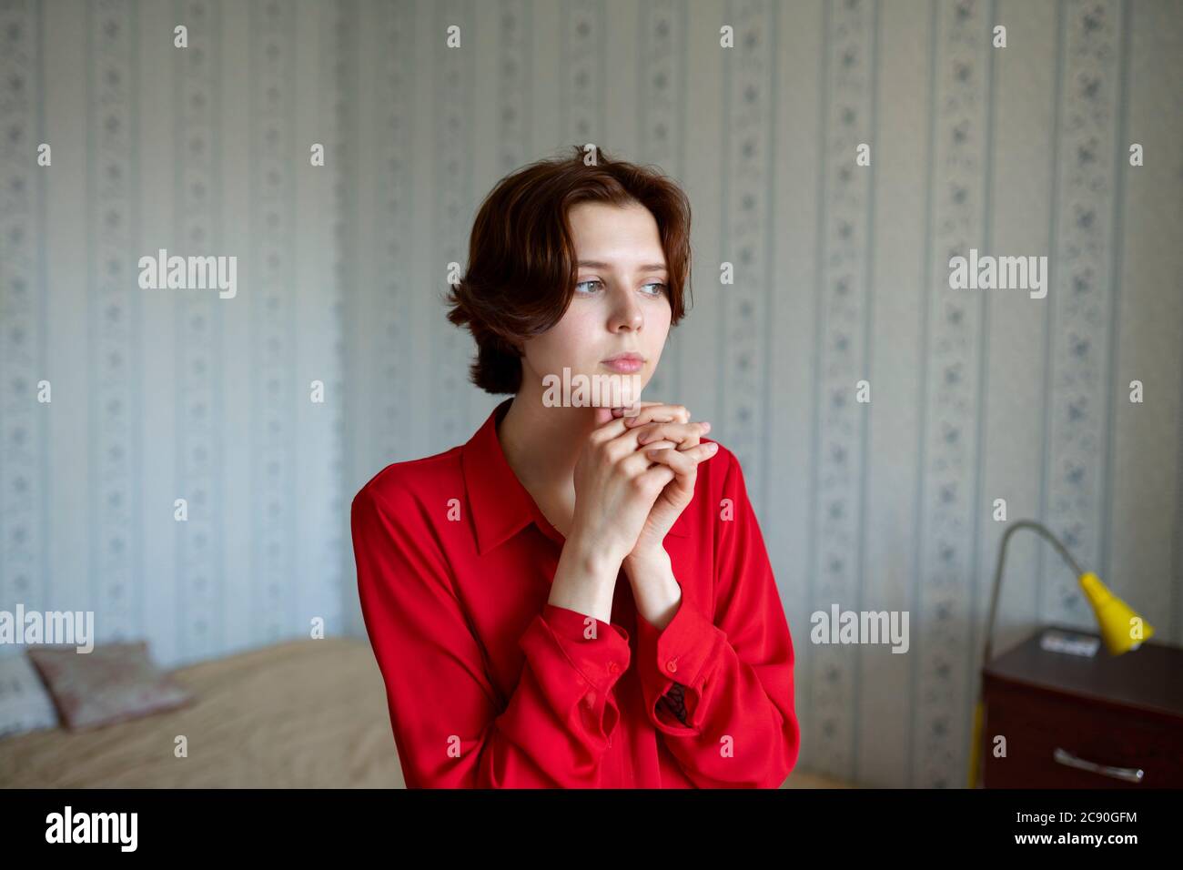 Portrait of young woman at home Banque D'Images