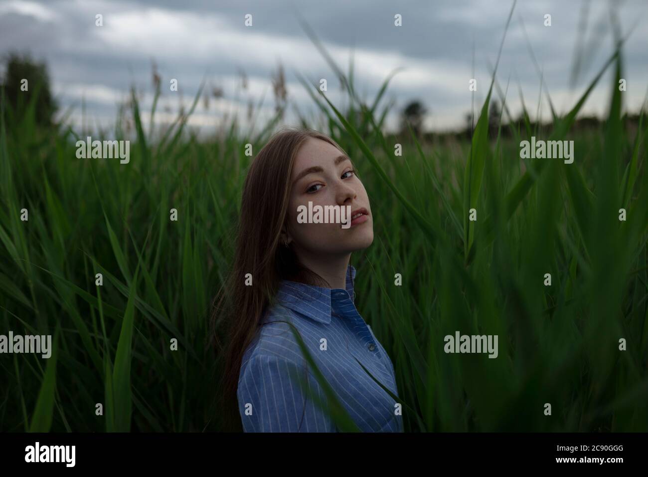 Russie, Omsk, Portrait de la jeune femme en herbe haute Banque D'Images
