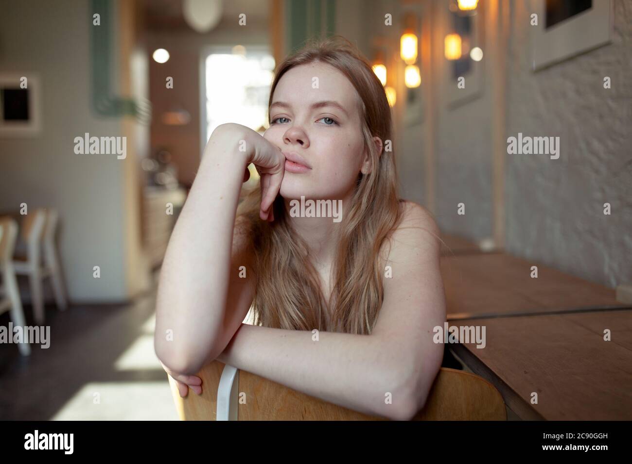 Portrait de jeune femme avec de longs cheveux blonds Banque D'Images