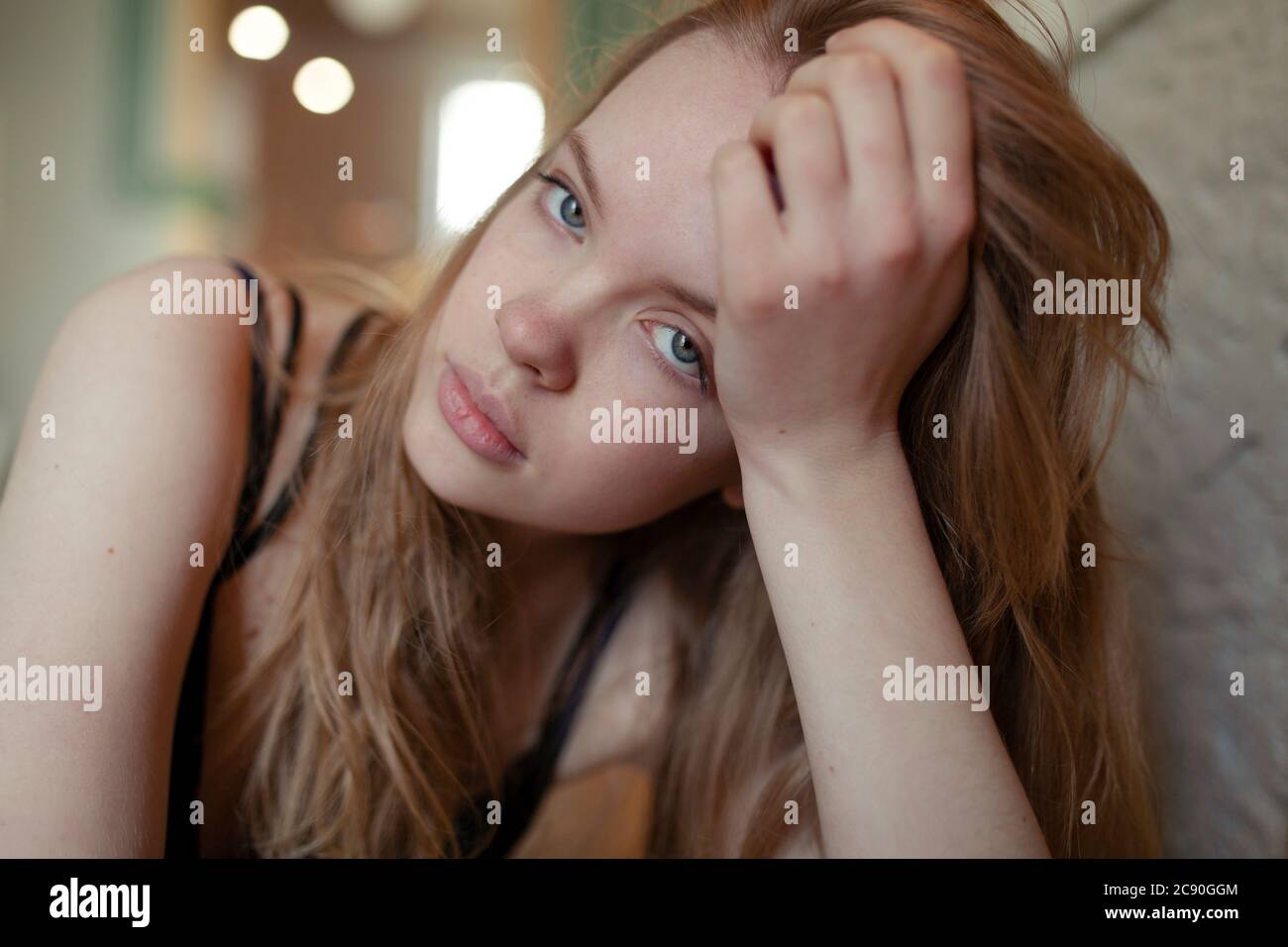 Portrait de jeune femme avec de longs cheveux blonds Banque D'Images