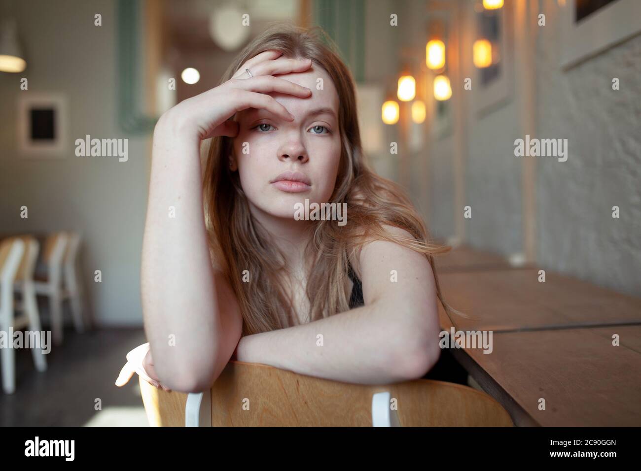 Portrait de jeune femme avec de longs cheveux blonds Banque D'Images