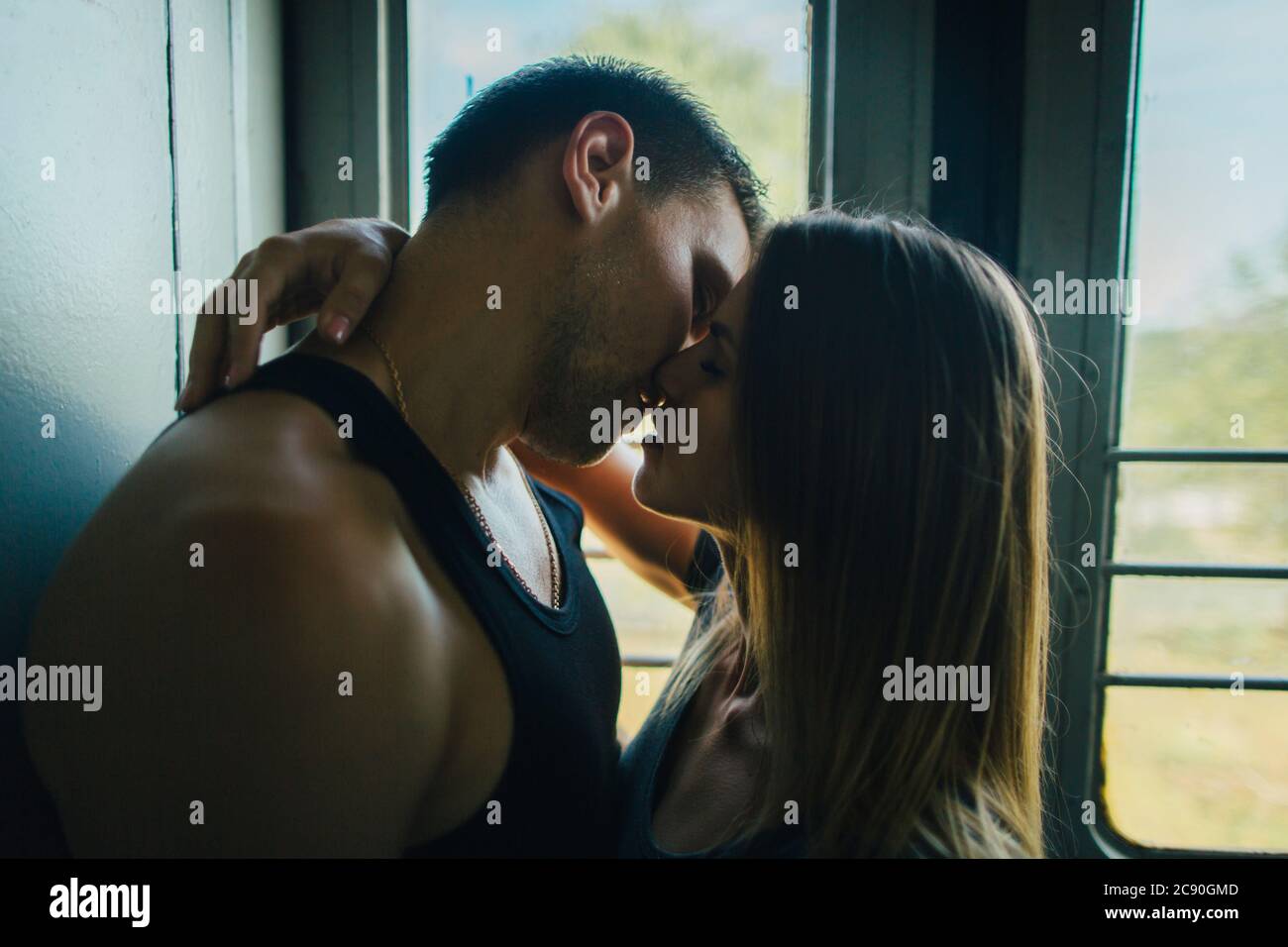 Couple embrassant en train Banque D'Images