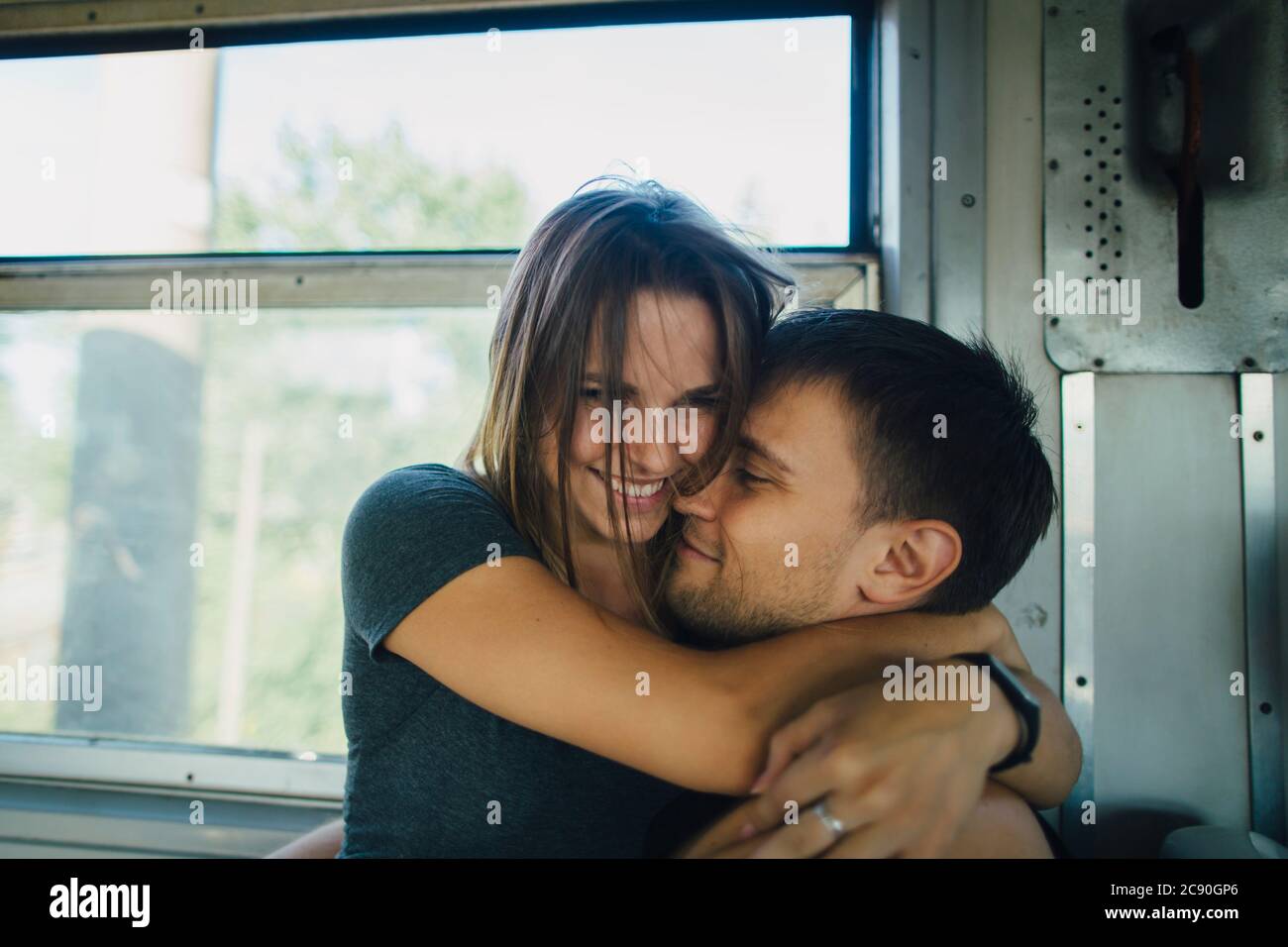Couple embracing on train Banque D'Images