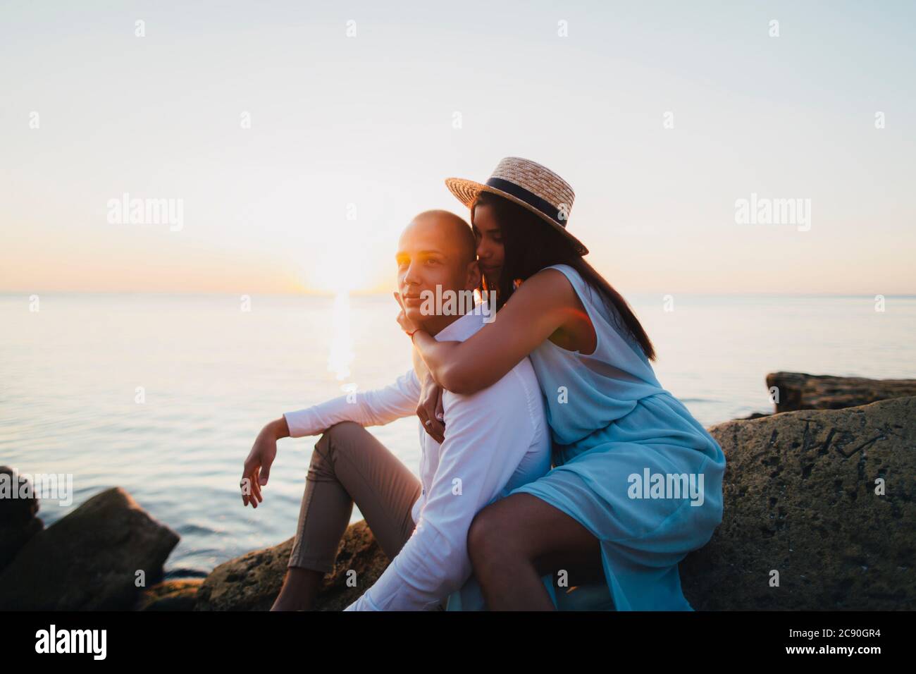 Couple romantique sur la plage au coucher du soleil Banque D'Images