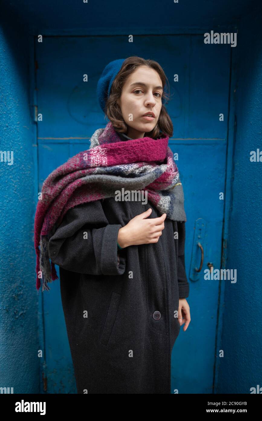 Portrait d'une jeune femme portant un manteau, un béret et un foulard Banque D'Images