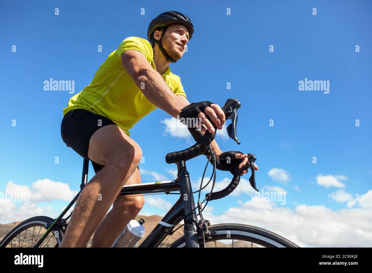 Vélo homme touristique vélo sur route vélo Banque D'Images