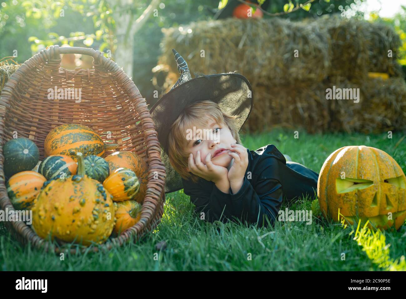 Garçon mignon joueur gai gai enfant drôle visage grimace. Bon petit garçon. Halloween – Fête de déguisement pour enfants. Banque D'Images