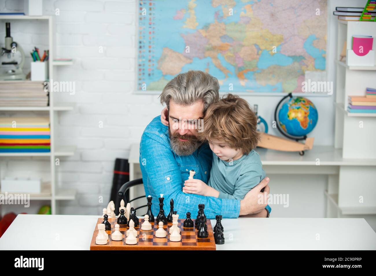 Jeux bons pour le concept de l'intelligence du cerveau. Enfants intelligents. Enfant élève pensant à sa prochaine étape dans une partie d'échecs. Jeux éducatifs. Banque D'Images