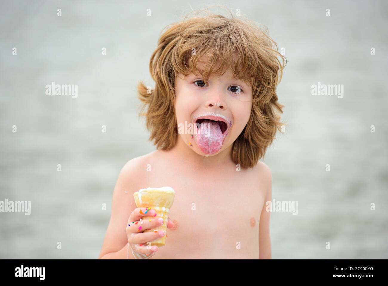 Creme Glacee Enfant Excitee Et Heureuse Manger De Glace Pendant Les Vacances D Ete Glace Pour Enfants Enfant Qui Mange De La Glace Funy Cully Garcon Avec De La Creme Glacee Photo Stock