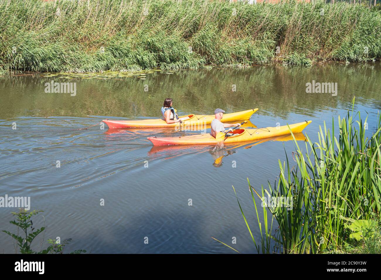 Lokeren, Belgique, 13 juillet 2020, couple voile paisiblement côte à côte dans un canoë sur la rivière Durme Banque D'Images