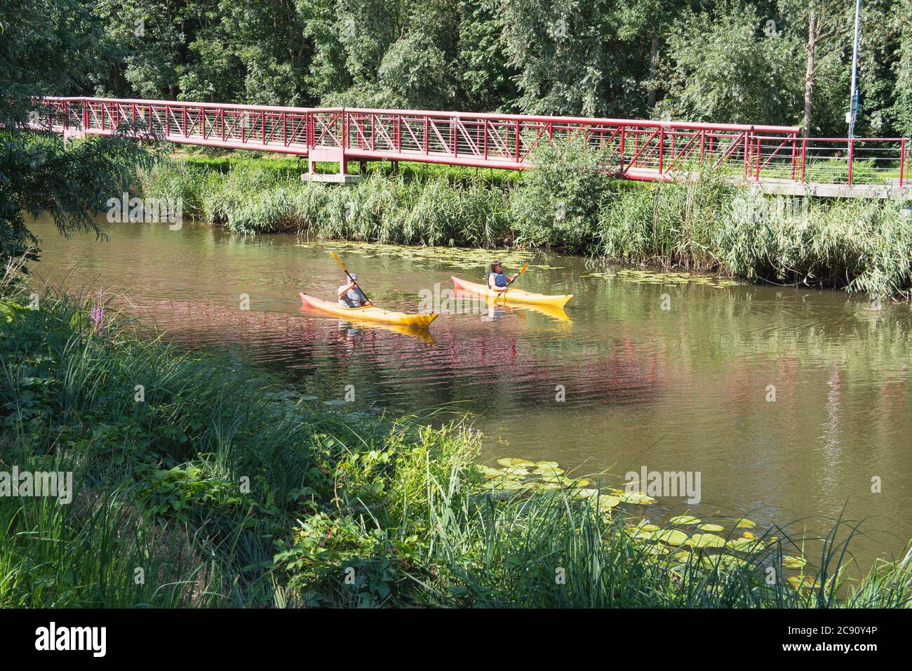Lokeren, Belgique, 13 juillet 2020, Homme et Femme naviguent sur le Durme en canoë jaune Banque D'Images