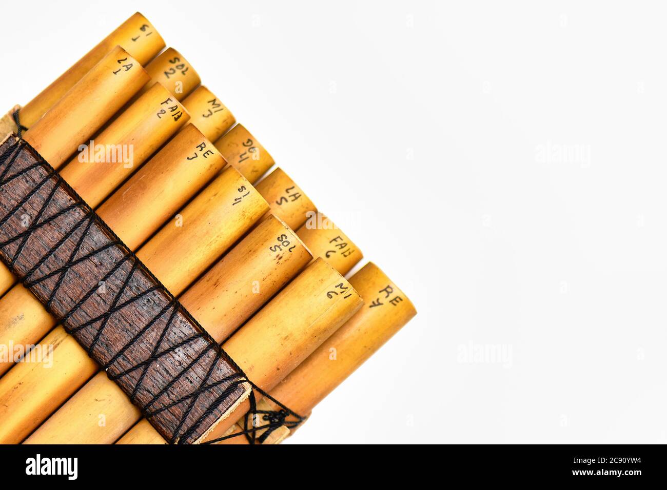 Détail de la flûte andine panoramique instrument de vent sur fond blanc Banque D'Images