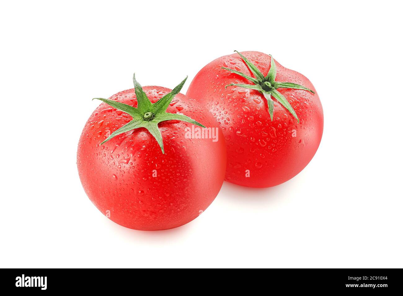 Paire de tomates rouges mûres recouvertes de gouttes d'eau isolées sur fond blanc pour la publicité Banque D'Images