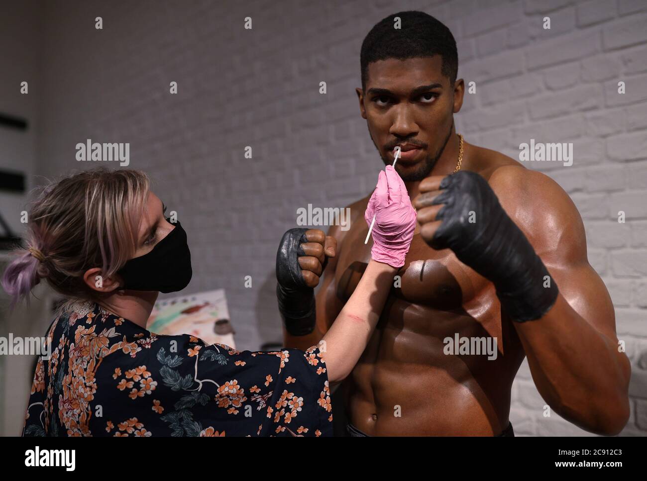 Un artiste de Madame Tussauds à Londres prépare la figure d'Anthony Joshua pour son grand retour lorsque l'attraction rouvre le 1er août, conformément aux directives récentes du gouvernement. Banque D'Images