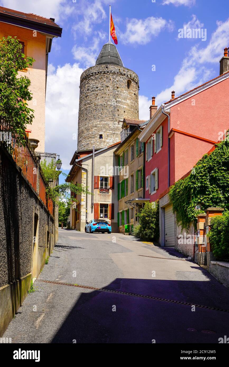Vue sur la rue de la tour de guet et du bâtiment environnant dans le village d'Orbe, canton de Vaud, Suisse. Banque D'Images