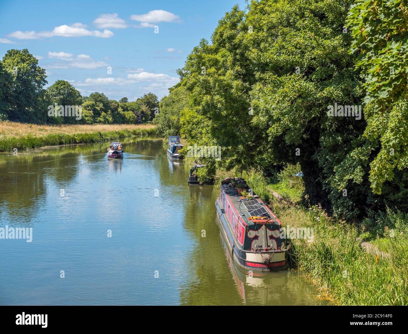 Narrow Boats on the Kennett and Avon Canal, nr Kintbury Berkshire, Angleterre, Royaume-Uni, GB. Banque D'Images