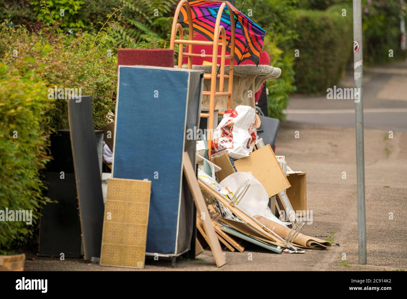 Déchets encombrants sur la route en attente de l'élimination par la ville collecte des déchets Banque D'Images