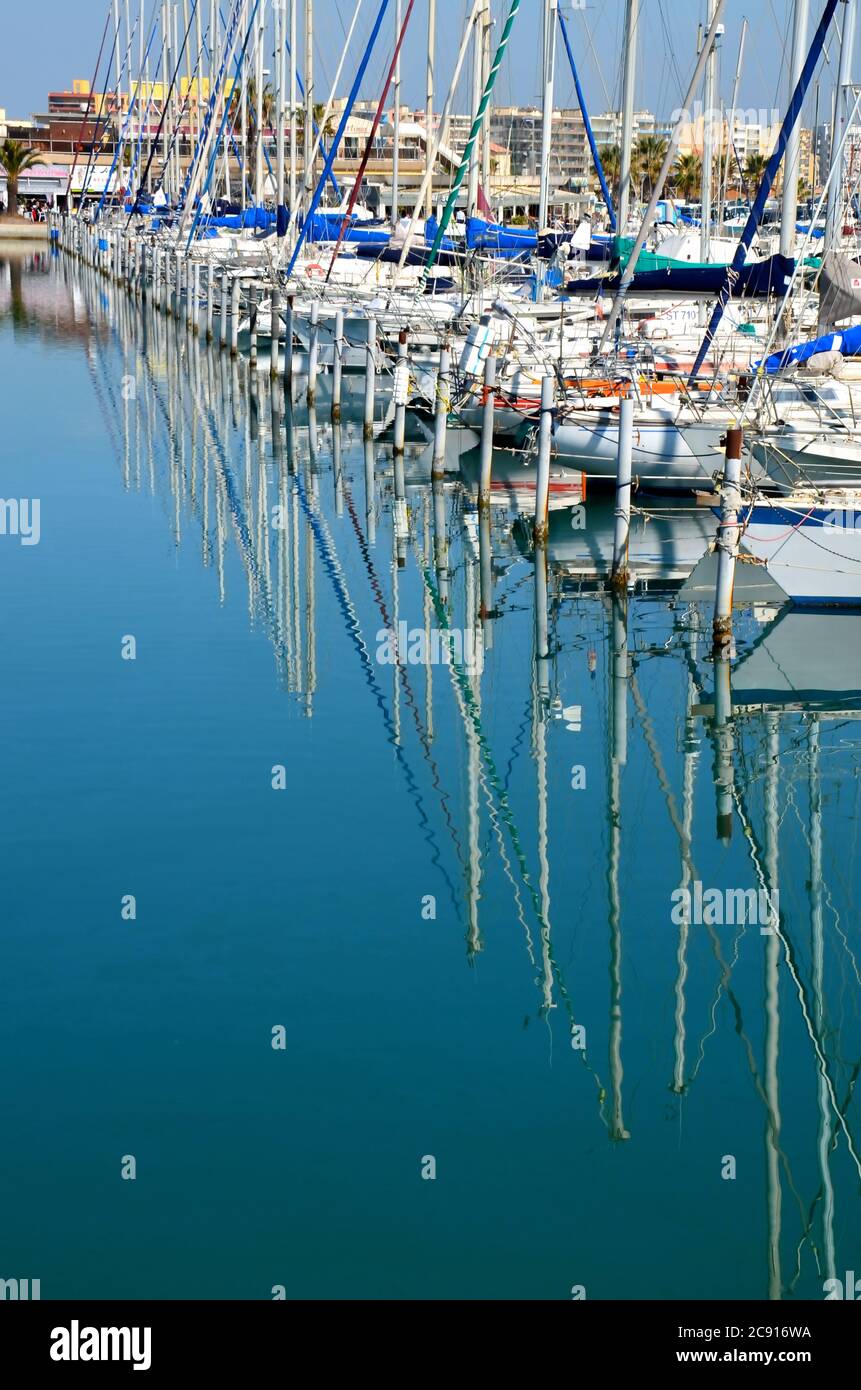 Reflets bleus des bateaux à voile dans une marina Banque D'Images