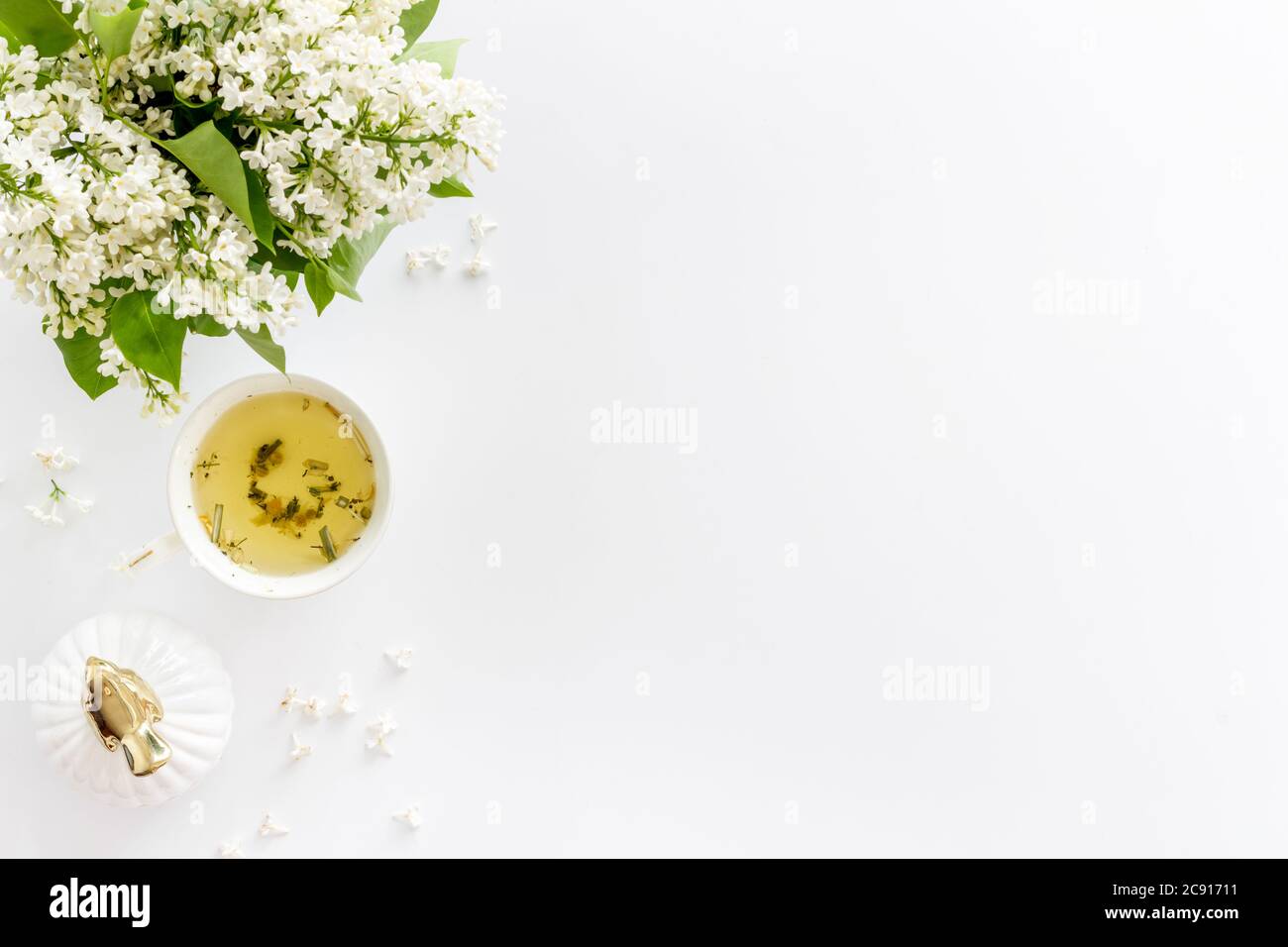 Bouquet de fleurs de jasmin avec thé sur l'espace de travail Banque D'Images