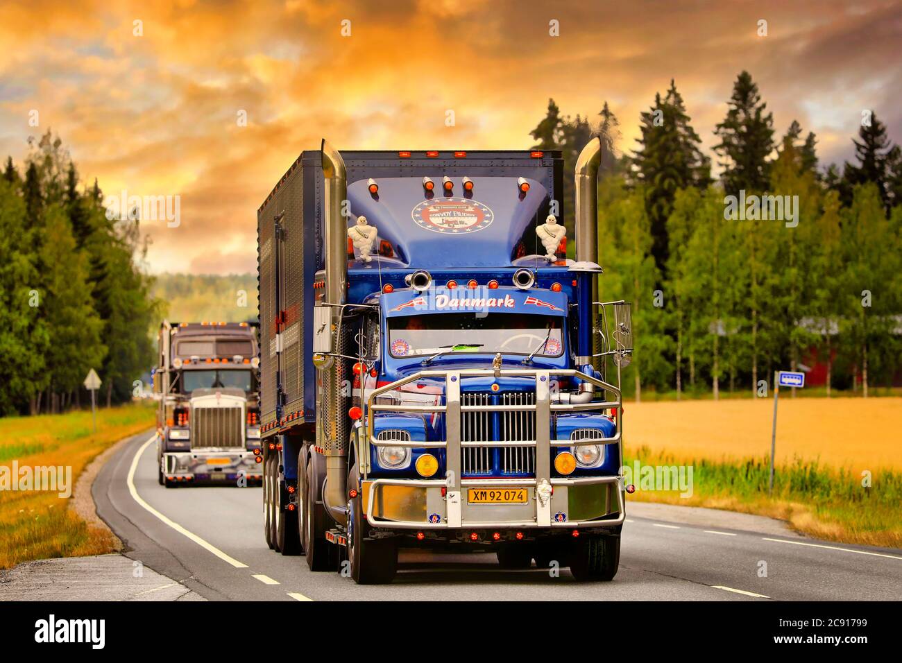 Semi-remorque Scania LS personnalisée en convoi de camion de démonstration dans le paysage rural au coucher du soleil. Banque D'Images