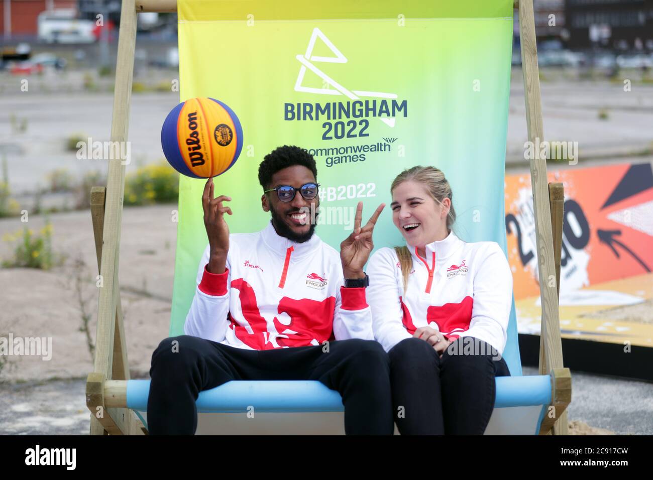 Équipe d'Angleterre Jamal Anderson et Georgia Jones à Smithfield, Birmingham City Center. Les compétitions de basketball et de Beach volley de Birmingham 2022 auront lieu dans le centre-ville de Smithfield, Smithfield est le site de l'ancien marché de gros de Birmingham, qui a été approuvé en 2018 et qui est le centre d'un plan de régénération majeur. Banque D'Images