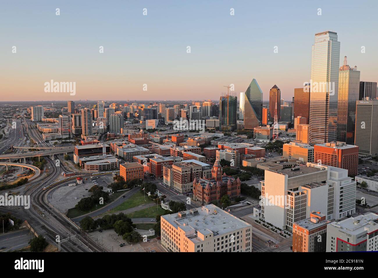 Le centre-ville de Dallas dans l'heure d'or avant le coucher du soleil. Banque D'Images