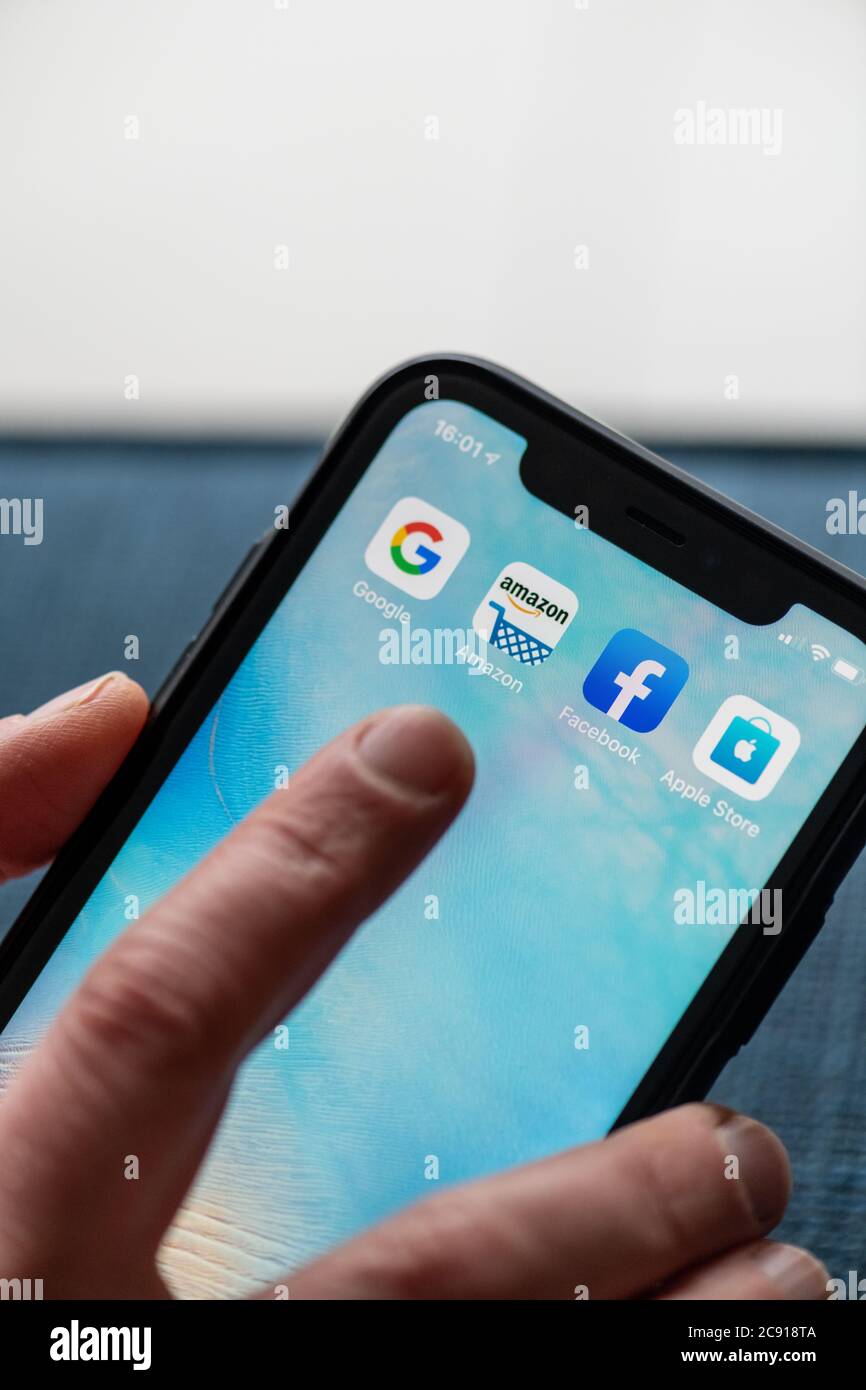 Paris, France - 20 février 2020 : téléphone mobile affichant le site de Gafa dans la main d'une femme : applications et icônes GAFA sur un iPhone. Google, Amazon, Face Banque D'Images
