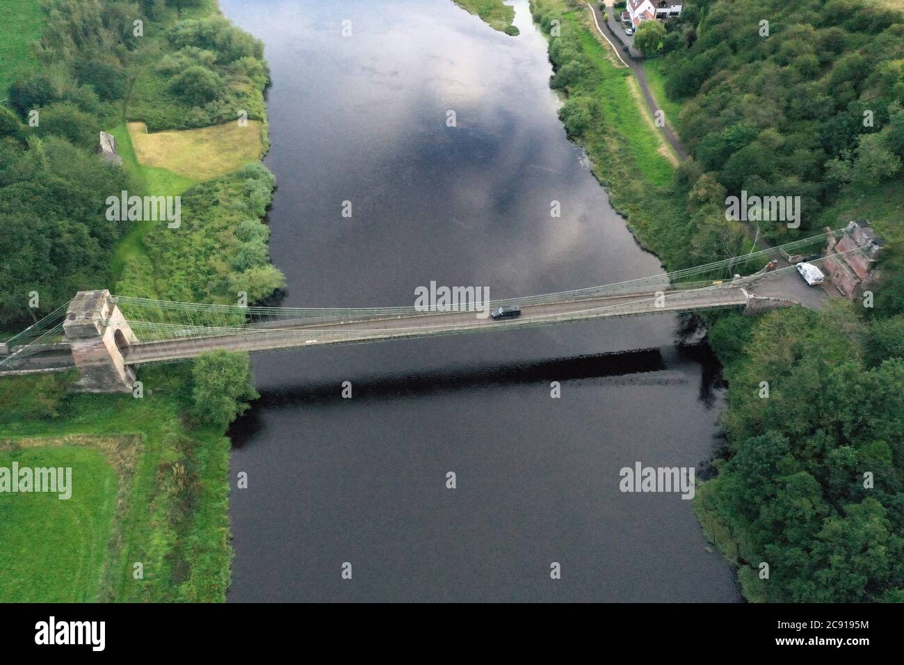 Le pont suspendu Union Chain, vieux de 200 ans, traverse la rivière Tweed, de Horncliffe dans le Northumberland à Fishwick dans le Berwickshire, en vue de sa rénovation à partir du mois prochain. Banque D'Images