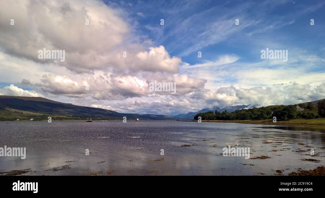 Une formation de nuages d'intérêt au-dessus d'un Loch écossais Banque D'Images