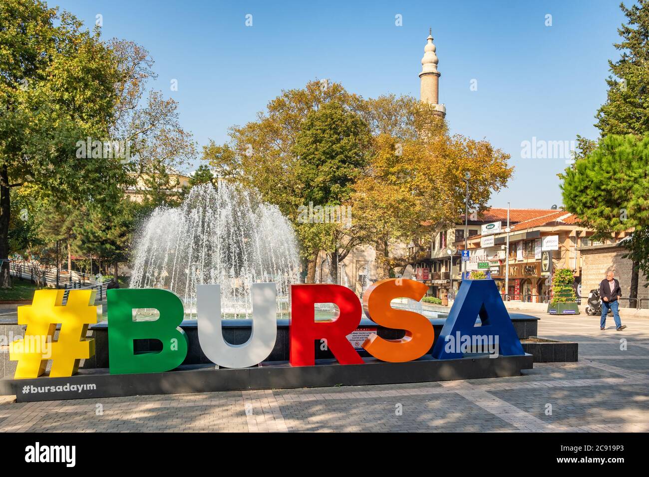 Grandes lettres colorées avec signe hashtag dans la ville de Bursa, Turquie Banque D'Images